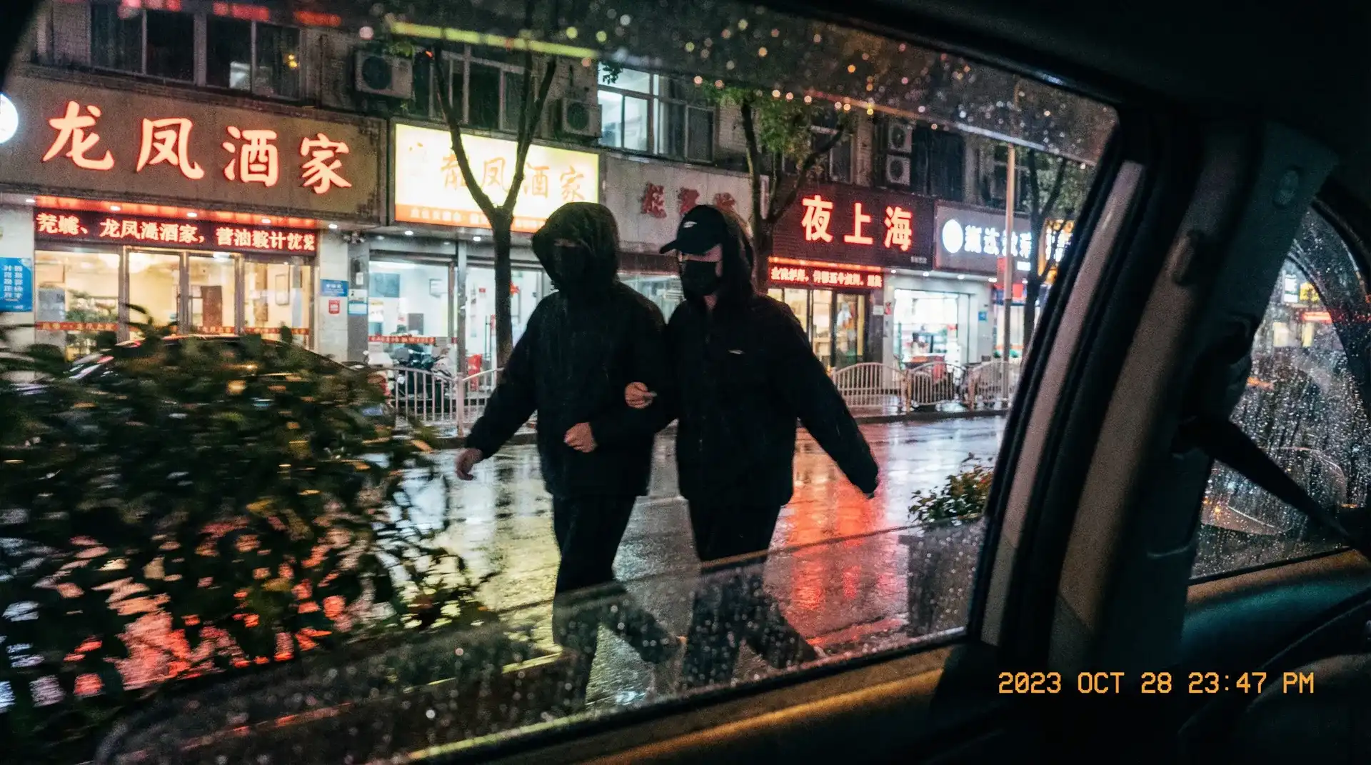 西湖国际娱乐 - 顶流明星深夜密会现场抓拍照片
